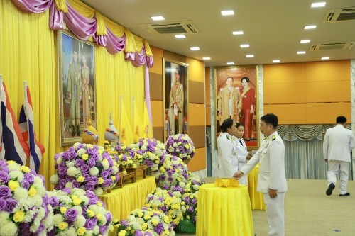 เทศบาลนครแม่สอด จัดพิธีรับพระราชทานพระบรมฉายาลักษณ์ พระบาทสมเด็จพระเจ้าอยู่หัว ที่ฉายกับสมเด็จพระนางเจ้าฯ พระบรมราชินี