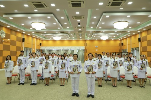 เทศบาลนครแม่สอด จัดพิธีรับพระราชทานพระบรมฉายาลักษณ์ พระบาทสมเด็จพระเจ้าอยู่หัว ที่ฉายกับสมเด็จพระนางเจ้าฯ พระบรมราชินี