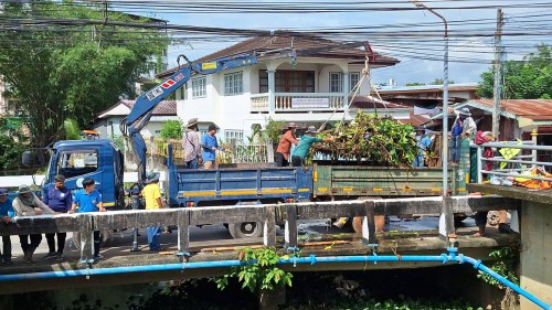 เทศบาลนครแม่สอด ลงพื้นที่ดำเนินการขุดลอกลำคลองชุมชนชุมพลพัฒนา 