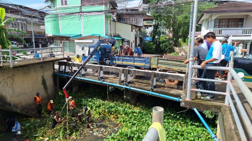 เทศบาลนครแม่สอด ลงพื้นที่ดำเนินการขุดลอกลำคลองชุมชนชุมพลพัฒนา 