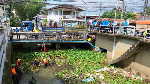 เทศบาลนครแม่สอด ลงพื้นที่ดำเนินการขุดลอกลำคลองชุมชนชุมพลพัฒนา 