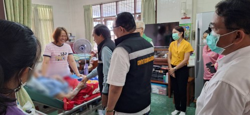 ทน.แม่สอด ลงพื้นที่เยี่ยมบ้านมอบสิ่งของอุปโภคบริโภคให้แก่ผู้สูงอายุและผู้ป่วยติดเตียง