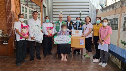 ทน.แม่สอด ลงพื้นที่เยี่ยมบ้านมอบสิ่งของอุปโภคบริโภคให้แก่ผู้สูงอายุและผู้ป่วยติดเตียง