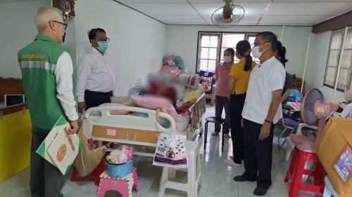 ทน.แม่สอด ลงพื้นที่เยี่ยมบ้านมอบสิ่งของอุปโภคบริโภคให้แก่ผู้สูงอายุและผู้ป่วยติดเตียง