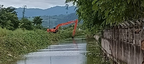 เทศบาลนครแม่สอด ร่วมกับองค์การบริหารส่วนจังหวัดตากลงพื้นที่ ติดตามการขุดลอกลำห้วย เพื่อป้องกันน้ำท่วมขัง