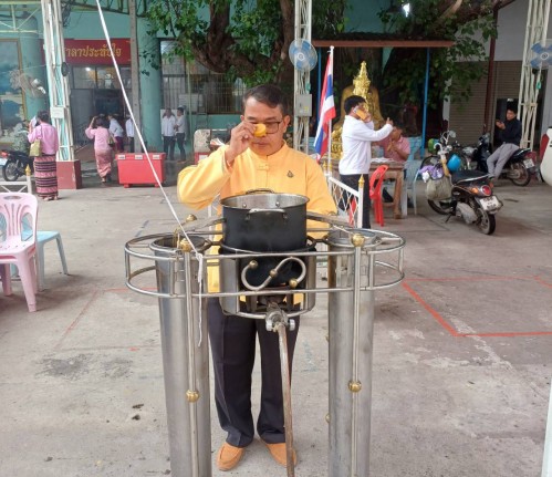 ทน.แม่สอด ร่วมพิธีถวายเทียนจำนำพรรษา พร้อมผ้าอาบน้ำฝน  ชมรมผู้สูงอายุเทศบาลนครแม่สอด