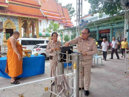 ทน.แม่สอด ร่วมพิธีถวายเทียนจำนำพรรษา พร้อมผ้าอาบน้ำฝน  ชมรมผู้สูงอายุเทศบาลนครแม่สอด