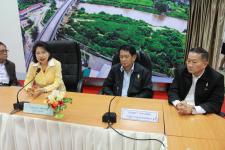 ดร.เทอดเกียรติ ชินสรนันท์ นายกเทศมนตรีนครแม่สอดให้การต้อนรับ นางนินนาท ชลิตานนท์ ประธานกรรมาธิการขับเคลื่อนการปฏิรูปประเทศด้านการปกครองท้องถิ่น สภาขับเคลื่อนการปฏิรูปประเทศ (สปท.) พร้อมคณะ 