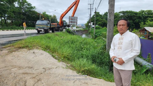 เทศบาลนครแม่สอด ร่วมกับองค์การบริหารส่วนจังหวัดตาก ลงพื้นที่ดำเนินการขุดลอกร่องระบายน้ำ 