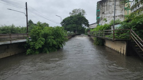ทน.แม่สอด ลงพื้นที่ติดตามสถานการณ์น้ำ เนื่องจากมีฝนตกหนักอย่างต่อเนื่อง