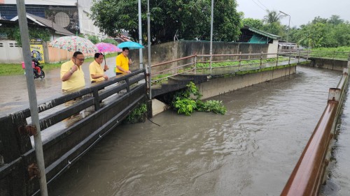 ทน.แม่สอด ลงพื้นที่ติดตามสถานการณ์น้ำ เนื่องจากมีฝนตกหนักอย่างต่อเนื่อง