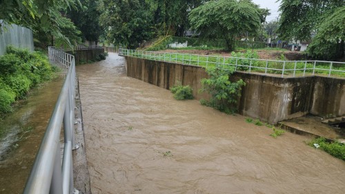 ทน.แม่สอด ลงพื้นที่ติดตามสถานการณ์น้ำ เนื่องจากมีฝนตกหนักอย่างต่อเนื่อง