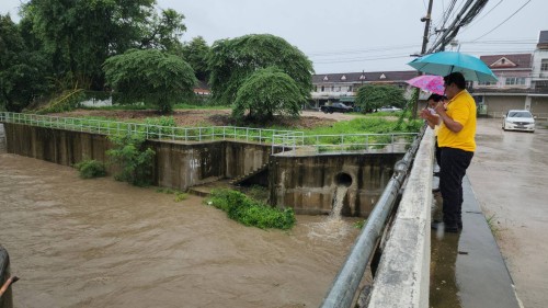 ทน.แม่สอด ลงพื้นที่ติดตามสถานการณ์น้ำ เนื่องจากมีฝนตกหนักอย่างต่อเนื่อง