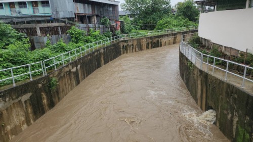 ทน.แม่สอด ลงพื้นที่ติดตามสถานการณ์น้ำ เนื่องจากมีฝนตกหนักอย่างต่อเนื่อง