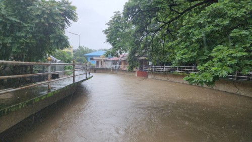ทน.แม่สอด ลงพื้นที่ติดตามสถานการณ์น้ำ เนื่องจากมีฝนตกหนักอย่างต่อเนื่อง