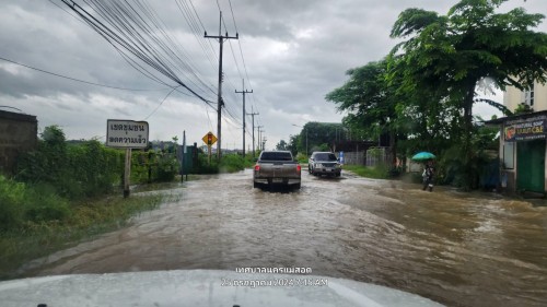 เทศบาลนครแม่สอด ลงพื้นที่ติดตามสถานการณ์น้ำ เนื่องจากมีฝนตกหนักอย่างต่อเนื่อง