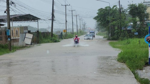 เทศบาลนครแม่สอด ลงพื้นที่ติดตามและแก้ไขสถานการณ์น้ำ เนื่องจากมีฝนตกหนักอย่างต่อเนื่อง ในเขตเทศบาลนครแม่สอด 