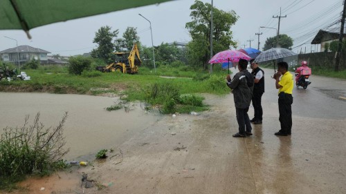 เทศบาลนครแม่สอด ลงพื้นที่ติดตามและแก้ไขสถานการณ์น้ำ เนื่องจากมีฝนตกหนักอย่างต่อเนื่อง ในเขตเทศบาลนครแม่สอด 
