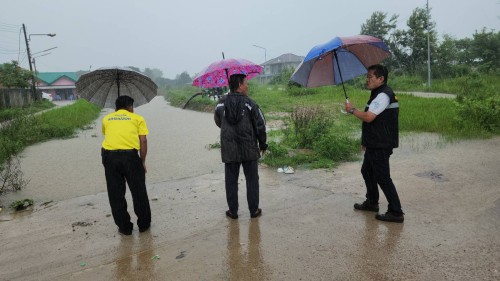 เทศบาลนครแม่สอด ลงพื้นที่ติดตามและแก้ไขสถานการณ์น้ำ เนื่องจากมีฝนตกหนักอย่างต่อเนื่อง ในเขตเทศบาลนครแม่สอด 