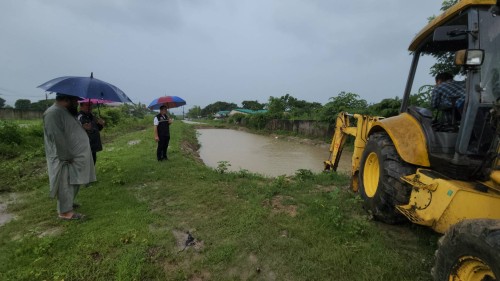 เทศบาลนครแม่สอด ลงพื้นที่ติดตามและแก้ไขสถานการณ์น้ำ เนื่องจากมีฝนตกหนักอย่างต่อเนื่อง ในเขตเทศบาลนครแม่สอด 