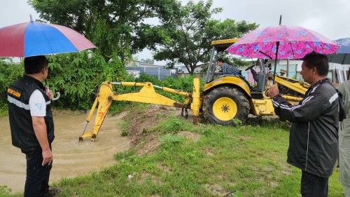 เทศบาลนครแม่สอด ลงพื้นที่ติดตามและแก้ไขสถานการณ์น้ำ เนื่องจากมีฝนตกหนักอย่างต่อเนื่อง ในเขตเทศบาลนครแม่สอด 