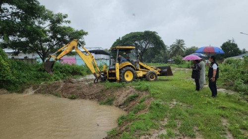 เทศบาลนครแม่สอด ลงพื้นที่ติดตามและแก้ไขสถานการณ์น้ำ เนื่องจากมีฝนตกหนักอย่างต่อเนื่อง ในเขตเทศบาลนครแม่สอด 