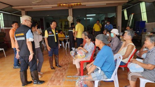 ทน.แม่สอด ลงพื้นที่มอบถุงยังชีพให้แก่ผู้ประสบภัยน้ำท่วม