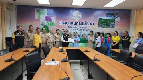 ทน.แม่สอด มอบโอวาทแก่นักเรียนโรงเรียนเทศบาลวัดชุมพลคีรี ตัวแทนเข้าร่วมการแข่งขันสวดมนต์หมู่สรรเสริญพระรัตนตรัย ทำนองสรภัญญะ ประเภททีม 5 คน ประจำปี 2567 ระดับประเทศ