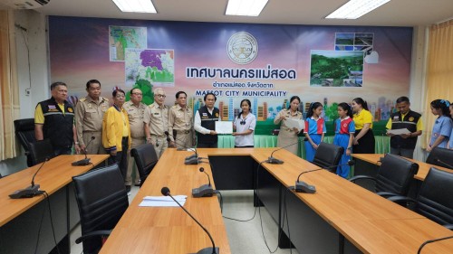 ทน.แม่สอด มอบโอวาทแก่นักเรียนโรงเรียนเทศบาลวัดชุมพลคีรี ตัวแทนเข้าร่วมการแข่งขันสวดมนต์หมู่สรรเสริญพระรัตนตรัย ทำนองสรภัญญะ ประเภททีม 5 คน ประจำปี 2567 ระดับประเทศ
