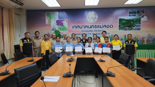 ทน.แม่สอด มอบโอวาทแก่นักเรียนโรงเรียนเทศบาลวัดชุมพลคีรี ตัวแทนเข้าร่วมการแข่งขันสวดมนต์หมู่สรรเสริญพระรัตนตรัย ทำนองสรภัญญะ ประเภททีม 5 คน ประจำปี 2567 ระดับประเทศ