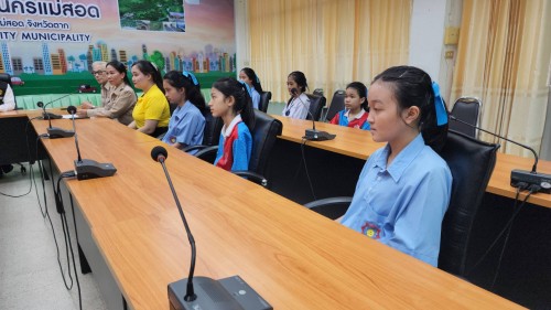 ทน.แม่สอด มอบโอวาทแก่นักเรียนโรงเรียนเทศบาลวัดชุมพลคีรี ตัวแทนเข้าร่วมการแข่งขันสวดมนต์หมู่สรรเสริญพระรัตนตรัย ทำนองสรภัญญะ ประเภททีม 5 คน ประจำปี 2567 ระดับประเทศ