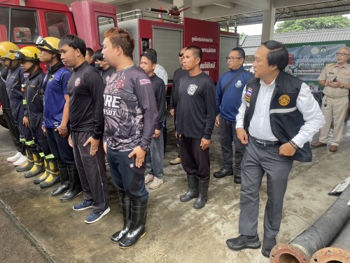 ทน.แม่สอด ลงพื้นที่ปฏิบัติการ “ช่วยเหลือกันหลังน้ำท่วม” ฟื้นฟูทำความสะอาดตลาดริมเมย 