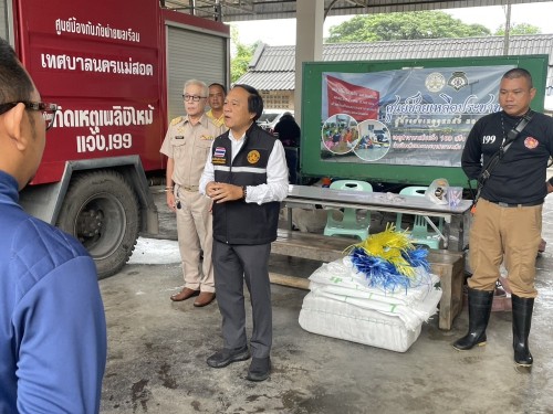 ทน.แม่สอด ลงพื้นที่ปฏิบัติการ “ช่วยเหลือกันหลังน้ำท่วม” ฟื้นฟูทำความสะอาดตลาดริมเมย 