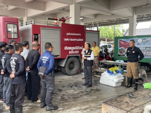 ทน.แม่สอด ลงพื้นที่ปฏิบัติการ “ช่วยเหลือกันหลังน้ำท่วม” ฟื้นฟูทำความสะอาดตลาดริมเมย 
