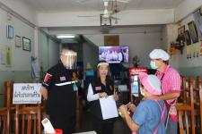 ทน.แม่สอด ออกตรวจห้างร้าน ร้านสะดวกซื้อ และแจกเฟสชิวร้านอาหาร ร้านตัดผม ร้านเสริมสวย