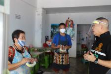 ทน.แม่สอด ออกตรวจห้างร้าน ร้านสะดวกซื้อ และแจกเฟสชิวร้านอาหาร ร้านตัดผม ร้านเสริมสวย