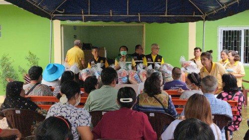 เทศบาลนครแม่สอด ลงพื้นที่มอบถุงยังชีพให้แก่ผู้ประสบภัยน้ำท่วม ในเขตพื้นที่เทศบาลนครแม่สอด
