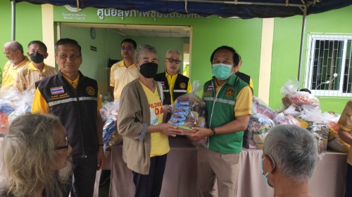 เทศบาลนครแม่สอด ลงพื้นที่มอบถุงยังชีพให้แก่ผู้ประสบภัยน้ำท่วม ในเขตพื้นที่เทศบาลนครแม่สอด