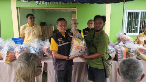 เทศบาลนครแม่สอด ลงพื้นที่มอบถุงยังชีพให้แก่ผู้ประสบภัยน้ำท่วม ในเขตพื้นที่เทศบาลนครแม่สอด