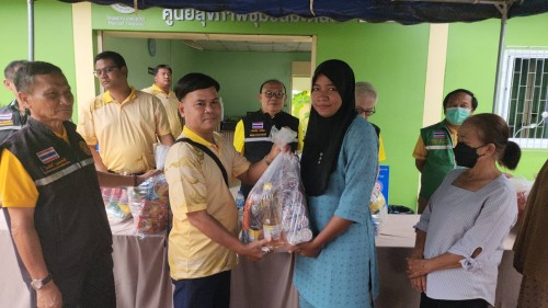 เทศบาลนครแม่สอด ลงพื้นที่มอบถุงยังชีพให้แก่ผู้ประสบภัยน้ำท่วม ในเขตพื้นที่เทศบาลนครแม่สอด