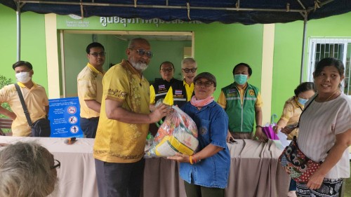 เทศบาลนครแม่สอด ลงพื้นที่มอบถุงยังชีพให้แก่ผู้ประสบภัยน้ำท่วม ในเขตพื้นที่เทศบาลนครแม่สอด