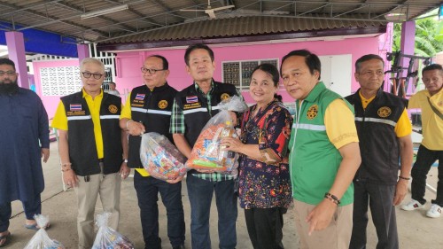 เทศบาลนครแม่สอด ลงพื้นที่มอบถุงยังชีพให้แก่ผู้ประสบภัยน้ำท่วม ในเขตพื้นที่เทศบาลนครแม่สอด