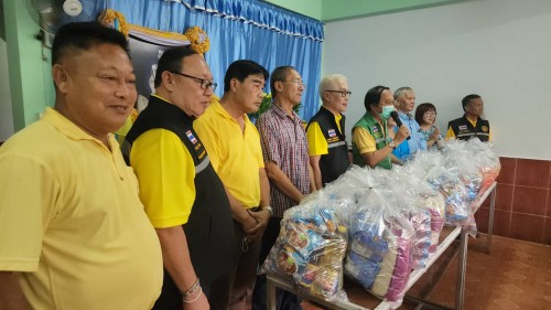 เทศบาลนครแม่สอด ลงพื้นที่มอบถุงยังชีพให้แก่ผู้ประสบภัยน้ำท่วม ในเขตพื้นที่เทศบาลนครแม่สอด