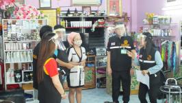 ทน.แม่สอด ออกตรวจห้างร้าน ร้านสะดวกซื้อ และแจกเฟสชิวร้านอาหาร ร้านตัดผม ร้านเสริมสวย