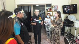 ทน.แม่สอด ออกตรวจห้างร้าน ร้านสะดวกซื้อ และแจกเฟสชิวร้านอาหาร ร้านตัดผม ร้านเสริมสวย