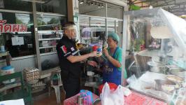 ทน.แม่สอด ออกตรวจห้างร้าน ร้านสะดวกซื้อ และแจกเฟสชิวร้านอาหาร ร้านตัดผม ร้านเสริมสวย
