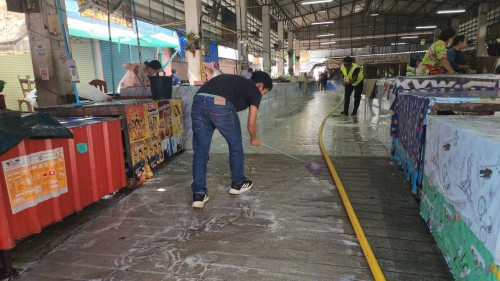 เทศบาลนครแม่สอด ลงพื้นที่ดำเนินการฉีดล้างทำความสะอาด ตลาดสดเทศบาลบ้านเหนือ 