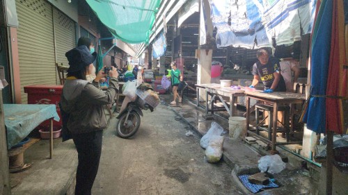 เทศบาลนครแม่สอด ลงพื้นที่ดำเนินการฉีดล้างทำความสะอาด ตลาดสดเทศบาลบ้านเหนือ 