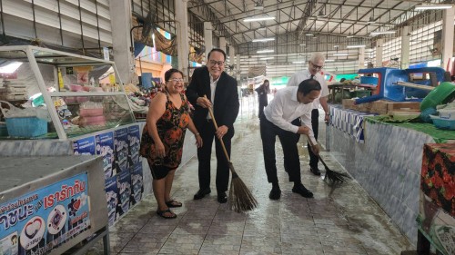 เทศบาลนครแม่สอด ลงพื้นที่ดำเนินการฉีดล้างทำความสะอาด ตลาดสดเทศบาลบ้านเหนือ 
