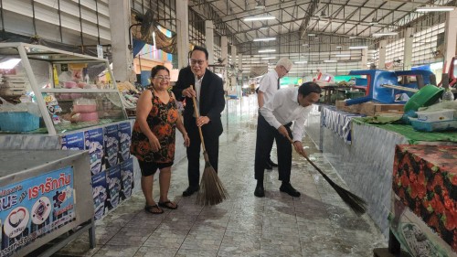 เทศบาลนครแม่สอด ลงพื้นที่ดำเนินการฉีดล้างทำความสะอาด ตลาดสดเทศบาลบ้านเหนือ 